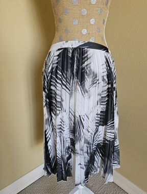 Worthington Pleated Skirt 10 Black White Leaf 10